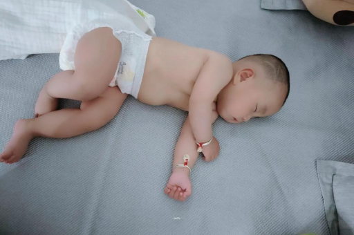 余江宝宝胳膊上起红疙瘩 余江宝宝胳膊上起红疙瘩